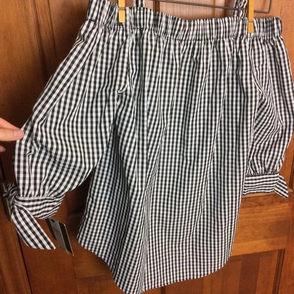 Gingham Blouse ๐ Off the Shoulder - Picture 8 of 11